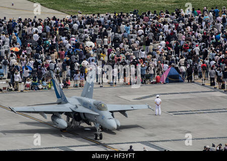 Locali giapponesi visualizza visualizza statico di F/A-18C/D, AV-8, MV-22 e KC-130J DA PARTE DEGLI STATI UNITI Marine Corps' III Marine forza expeditionary, KC-135, E-3, UH-1, F/A-18E, EA-18G, e inoltre, A-10 e F-16 da forze statunitensi in Corea durante la giornata per l'amicizia al Marine Corps Air Station Iwakuni, Giappone, 5 maggio 2016. Gli ICM Iwakuni dell'aviazione amici con i proprietari di aerei e di piloti Associazione Giappone offerti visualizza statico, che comprendeva i classici come Waco biplani. (U.S. Marine Corps foto di Cpl. Nathan stoppini/RILASCIATO) ICM Iwakuni quarantesimo giorno amicizia 160505-M-XD442-087 Foto Stock