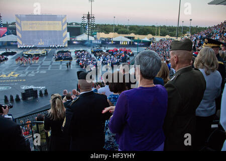 Il comandante del Marine Corps gen. Robert B. Neller e sua moglie D'Arcy assistere alla cerimonia di apertura dei Giochi Invictus presso la ESPN Wide World Sports Complex, Orlando, Florida, 8 maggio 2016. Quest'anno la funzione giochi 500 feriti o feriti i membri del servizio da 14 nazioni concorrenti in 10 adaptive eventi sportivi. (U.S. Marine Corps photo by Staff Sgt. Gabriela Garcia/RILASCIATO) CMC a Invictus Games 160509-M-SA716-076 Foto Stock