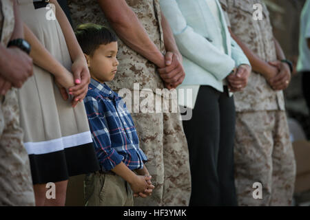 Michael Villalino, 5, nipote di Sgt. Il Mag. Karl Villalino, ex centro di combattimento Sergente Maggiore, prega durante la chiamata come parte di un sollievo e nomina cerimonia alla lancia Cpl. Torrey L. campo grigio 10 maggio 2016. Durante la cerimonia, Villalino rinunciato il suo posto come centro di combattimento Sergente Maggiore a Sgt. Il Mag. Michael J. Hendges e ritirato dopo 30 anni di onorato servizio. (Gazzetta Marine Corps photo by Lance Cpl. Levi Schultz/RILASCIATO) Centro di combattimento Sgt. Il Mag. si ritira dopo 30 anni (immagine 1 di 6) 160510-M-PS017-059 Foto Stock