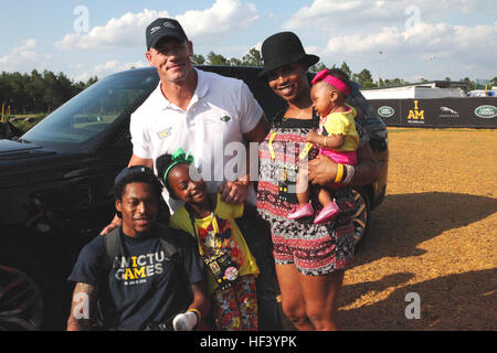 John Cena, centro, pone con U.S. Marine Corps veterano Anthony McDaniel e la sua famiglia durante un incontro e saluto al 2016 Invictus giochi presso la ESPN Grande Mondo degli Sports di Orlando, Florida, 11 maggio 2016. La Invictus giochi è un international adaptive competizione sportiva di feriti, malati e feriti i membri del servizio e i veterani. (U.S. Marine Corps Photo by Capt. Andrew Bolla/RILASCIATO) John Cena visite noi del team a 2016 Invictus Games 160512-M-WH399-018 Foto Stock