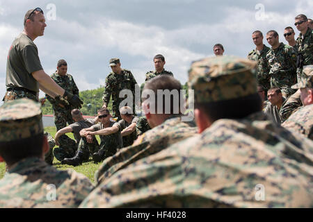 Il cap. Zzoran Stankoski, comandante di compagnia del macedone di polizia militare incarica il bulgaro e il soldato bosniaco sull'uso di Oleoresin Capsicum, durante l'esercizio Platinum Wolf 2016 a operazioni di Peacekeeping Training Center South Base in Bujanovac, Serbia, 13 maggio 2016. Sette paesi tra cui la Bosnia, Bulgaria, Macedonia, Montenegro, Slovenia, Serbia, e gli Stati Uniti uniti insieme per condurre le operazioni di mantenimento della pace e di armi non letali della formazione nel corso di due settimane. (U.S. Marine Corps foto di Sgt. Sara Graham) spingendo attraverso il dolore (immagine 1 di 10) 160513-M-MH863-92 Foto Stock