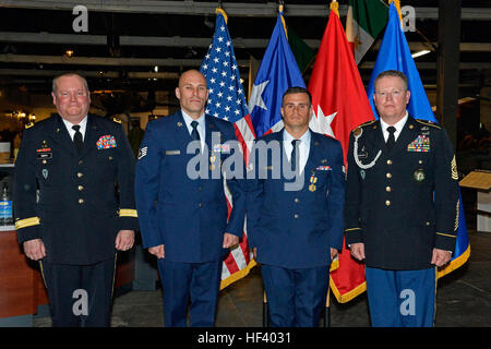 I membri della Guardia nazionale dell'esercito del Texas, compresi i concorrenti arruolati e non ufficiali, si riuniscono dopo il banchetto della Best Warrior Competition a Camp Mabry, Austin, Texas, 13 maggio 2016. Il concorso annuale riconosce i migliori performer nelle valutazioni di abilità, leadership, abilità tattica e idoneità fisica a livello dell'esercito, promuovendo la preparazione, l'allenamento e lo sviluppo professionale. Foto Stock