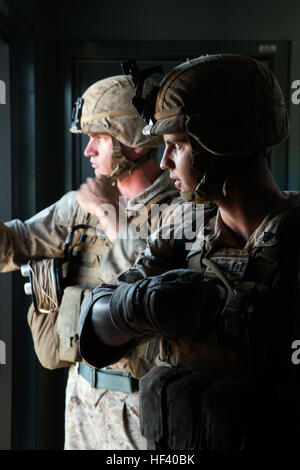 Stati Uniti Marine Corps Cpl. Bradley W. Trammell e Lance Cpl. Taylor C. Drake cerca un edificio occupato presso Robertson caserma, il Territorio del Nord, l'Australia, 18 maggio 2016. Stati Uniti Marine e Australian army combat ingegneri condotta ricerca training per trovare rischi di esplosione. (U.S. Marine Corps foto di Cpl. Mandaline berlina) Combattere ingegneri chiaro il modo immagine (1 di 11) 160518-M-NL297-008 Foto Stock