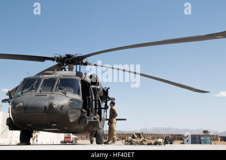 Stati Uniti Esercito e l esercito nazionale soldati di guardia a prepararsi per un volo a bordo di un UH-60 Black Hawk elicottero a inoltrare una base operativa Dahlke, Afghanistan, 20 maggio 2016. Il quarantesimo combattimento Brigata Aerea mandato i soldati, apparecchi e attrezzature al FOB Dahlke nel maggio per supportare la guarnigione la missione di treno, consigliare e assistere l'Esercito nazionale afgano. (U.S. Foto dell'esercito da Staff Sgt. Ian M. Kummer, quarantesimo combattimento Brigata Aerea Affari pubblici) quarantesimo cabina si unisce la lotta a livello FOB Dahlke 160520-Z-JK353-007 Foto Stock