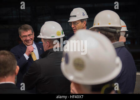 Il Segretario della Difesa Ash Carter condivide un momento di luce con General Dynamics Electric Boat Facility dipendenti come egli ha dato un tour dello stabilimento di New London, Connecticut, durante una visita il 24 maggio 2016 . (Foto di Senior Master Sgt. Adrian Cadice)(rilasciato) SD tour barca elettrica Facility 160524-D-DT527-125 Foto Stock