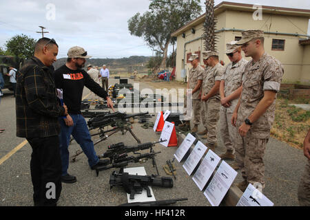 MARINE CORPS BASE Camp Pendleton, California - Marines con 1a combattere l'Ingegnere Battaglione, 1° Divisione Marine, presenti i veterani con una corrente di piccolo arsenale di armi durante la visualizzazione dell'unità settantacinquesimo anniversario presso il Camp Pendleton Maggio 26, 2016. Durante la manifestazione i veterani che hanno servito con 1° CEB si sono riuniti presso la sede attuale edificio e hanno visitato la zona, mentre si parla con gli attuali membri del servizio. (U.S. Marine Corps foto di Cpl. Demetrio Morgan/RILASCIATO) una volta Marine sempre un Marine, CEB ospita settantacinquesimo anniversario e reunion 160526-M-ET630-018 Foto Stock