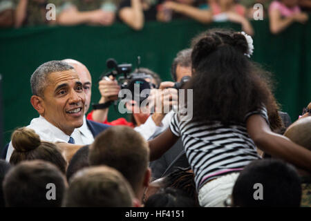 Il presidente Barack Obama incontra i membri dei servizi e le famiglie durante un colloquio di truppe presso la stazione aerea del corpo dei Marines di Iwakuni, in Giappone, sottolineando la visita ufficiale a MCAS Iwakuni e al Parco Memoriale della Pace di Hiroshima. Foto Stock
