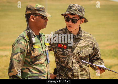 L'esercito del Bangladesh il Mag. Shams, sinistra, assegnato a 29 Bengala Orientale e Repubblica di Corea lancia Marine Cpl. Junsik cantato, un traduttore assegnati al 1° Divisione, parlare durante la formazione di pattuglia lane alla ricerca Khaan 2016, cinque colline Area Formazione, Mongolia, 31 maggio 2016. La pattuglia di formazione è una delle undici corsie di formazione istituito presso Khaan ricerca per la multinazionale plotoni che fornire ai partecipanti le competenze necessarie per affrontare qualsiasi situazione che potrebbe verificarsi durante le operazioni di mantenimento della pace. Khaan Quest è un annuale, multinazionale nelle operazioni di mantenimento della pace esercizio ospitato da Mongolo Forze Armate, co- Foto Stock