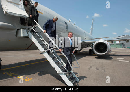 SINGAPORE (3 giugno 2016) Segretario della Difesa Ash Carter e a Singapore il ministro del ministro della Difesa NG Eng Hen partono un P-8 dopo un volo su Singapore e lo Stretto di Malacca, Giugno 3, 2016. Carter è in Singapore frequentando il XV International Institute for Strategic Studies Asia vertice sulla sicurezza. (DoD foto di Marina Petty Officer 1. Classe Tim D. Godbee)(rilasciato) SD visita Singapore (immagine 1 di 15) 160603-D-SK590-512 Foto Stock