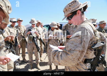 Primo Lt. Alyssa Renosto disributes carte con ruoli designati e uno scenario per un evacuazione del centro di controllo prove delle operazioni durante l'undicesimo Marine Expeditionary Unit combinato esercizio di armi al Marine Corps Air Ground Centro di combattimento ventinove Palms, California, 12 giugno 2016. La MEU è elemento di logistica esegue una varietà di funzioni oltre a fornire fagioli, proiettili e banda aids. Tra le altre funzionalità, l'elemento di logistica possono pianificare, breve e di eseguire missioni ecc. Questa consiste nella trasformazione e lo screening di individui e di altre funzioni di logistica associata a un'emergenza n. Foto Stock