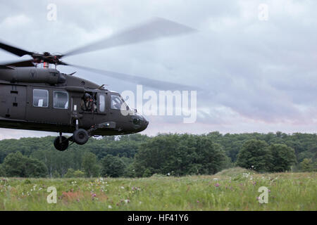A Company, il 2-147th Assault Helicopter Battalion conduce addestramento aereo con occhiali per la visione notturna a Camp Ripley, Minnesota, il 15 giugno 2016, sparando mitragliatrici M240 durante l'esercitazione. Foto Stock