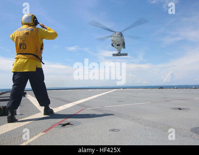 Golfo di Thailandia (20 giugno 2016) - STATI UNITI Navy sailor, assegnato all'distribuita Whidbey Island classe dock landing ship USS Ashland (LSD 48), guide una Marina Militare tailandese MH-60S Seahawk elicottero durante la cross-deck elicottero alle operazioni a sostegno della cooperazione di esercizio a galla la prontezza e la formazione (Carati) Thailandia. Carato è una serie annuale di esercizi marittimo tra Stati Uniti Navy, U.S. Marine Corps e le forze armate di nove nazioni partner di includere il Bangladesh, Brunei, Cambogia, Indonesia, Malesia, Singapore, Filippine, Thailandia e Timor Est. (U.S. Foto di Marina di Lance Cp Foto Stock