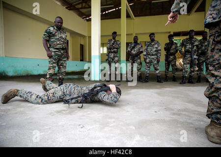 I marines della Special Purpose Marine Air-Ground Task Force Crisis Response-Africa addestrarono i soldati camerunesi a movimenti a bassa velocità e maneggiamento delle armi durante gli esercizi a Limbé, Camerun, il 28 giugno 2016, per rafforzare tattiche e abilità contro il traffico illecito. Foto Stock