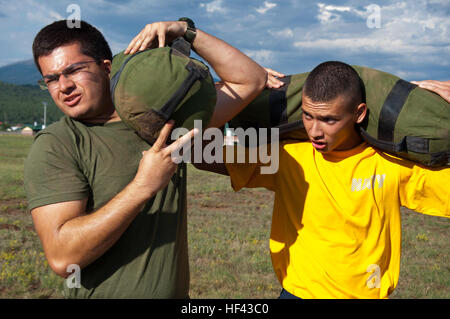 CAMP NAVAJO, Arizona (Agosto 15, 2016) - Due guardiamarina candidati mount sacchi di sabbia sulle loro spalle dopo aver le loro gambe flagellato insieme durante la stazione relè del giunto nuovo orientamento dello studente concorrenza il Agosto 15, 2016 a Camp Navajo, Arizona. Naval Reserve Officer Training Corps candidati sono stati suddivisi in sei squadre e ruotata di sei stazioni. L'Università di Arizona unità NRTOC il giro di formazione NSO ha avuto luogo il Agosto 12-19, con mezza combinate nella zona di Flagstaff a fianco di matricola candidati dall'Università del New Mexico e Arizona State University NROTC unità, e Foto Stock