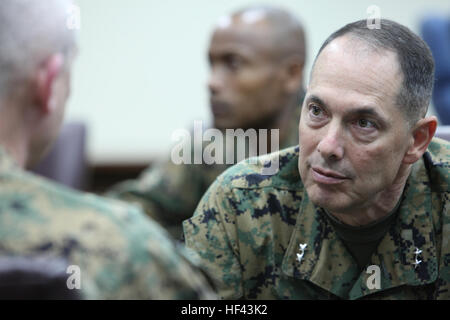 Il Mag. Gen. Peter J. Talleri, Marine Corps basi Giappone comandante generale, parla con Col. Joel R. poteri, Marine Corps basi Giappone assistente capo del personale, G-3 operazioni, in base Emergency Operations Center qui in seguito a un 8.9 grandezza del terremoto e del conseguente tsunami che ha colpito il continente in Giappone prima di oggi. Talleri, lungo con speciale i membri dello staff, sta monitorando la situazione così come essa si sviluppa e coordina Marine Corps azioni qui. In questo momento III Marine forza expeditionary Marines e marinai non sono stati indirizzati a fornire assistenza in risposta al terremoto un Foto Stock