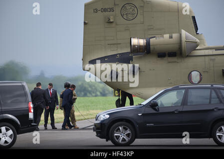 Il Segretario della Difesa di cenere schede Carter un CH-47F elicottero Chinook dal XII Combattere la Brigata Aerea a RAF Northolt vicino a Londra, Inghilterra, Sett. 7, 2016. Carter ha viaggiato per il Regno Unito e la Norvegia per incontrare con gli alleati e discutere di operazioni di mantenimento della pace dell ONU. (Photo credit: Spc. Antonio Ramirez, XII CABINA) XII CABINA vola il Segretario della Difesa Ash Carter in Inghilterra 070916-A-LG574-002 Foto Stock