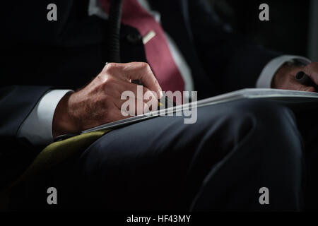 Il Segretario della Difesa Ash Carter si prepara per il suo discorso all'Università di Oxford durante un volo a Oxford, Inghilterra, Sett. 7, 2016. (DoD foto di U.S. Air Force Tech. Sgt. Brigitte N. Brantley) SD visiti Londra 160907-D-GO396-028 Foto Stock