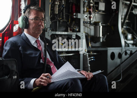 Il Segretario della Difesa Ash Carter si prepara per il suo discorso all'Università di Oxford durante un volo a Oxford, Inghilterra, Sett. 7, 2016. (DoD foto di U.S. Air Force Tech. Sgt. Brigitte N. Brantley) SD visiti Londra 160907-D-GO396-025 Foto Stock