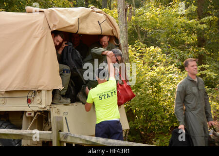 North Carolina Air National Guard (NCANG) membri arrivano a Camp John J. Barnhardt in New London, NC prima di partecipare a un acqua annuale sopravvivenza Corso di aggiornamento, Sett. 9, 2016. Il corso è un evento di un giorno gestito dalla 145Operations Support Squadron in uno sforzo per la formazione di equipaggi iscritti sulla sopravvivenza e scenari di soccorso incluso ma non limitato a paracadute trascina acqua, zattere di salvataggio e le attrezzature essenziali. (U.S. Air National Guard photo by Staff Sgt. Laura J. Montgomery/RILASCIATO) NCANG treni per la sopravvivenza di acqua 160910-Z-RS771-1003 Foto Stock