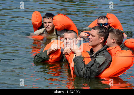 North Carolina aria guardie nazionali con la 156Airlift Squadron regolare la loro vita conservando le fascette prima di formazione il modo corretto di detangle da un paracadute in acqua durante un acqua annuale sopravvivenza Corso di aggiornamento a Camp John J. Barnhardt in New London, NC, Sett. 9, 2016. Il corso copre la sopravvivenza di acqua le apparecchiature e procedure per preparare gli equipaggi degli aeromobili dei membri per il paracadutismo in acqua o in un incidente aereo avvenuto sopra l'acqua. (U.S. Air National Guard photo by Staff Sgt. Laura J. Montgomery/RILASCIATO) NCANG treni per la sopravvivenza di acqua 160910-Z-RS771-1013 Foto Stock