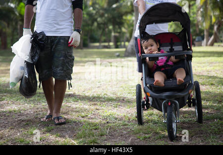 Circa 120 volontari compreso dei membri partecipanti Valiant scudo 2016, home-stanza personale e le loro famiglie hanno partecipato nel 2016 International Coastal Cleanup presso Andersen Air Force Base, Guam, Sett. 17, 2016. In totale i volontari hanno trascorso cinque ore raccogliendo, confezionamento ed etichettatura di 20 sacchi della spazzatura e 10 sacchetti di recyclables. (U.S. Marine Corps foto di Sgt. Alleato Beiswanger) Valiant scudo 16, Servicemembers volontario in Guam annuale cleanup 160917-M-WW697-007 Foto Stock