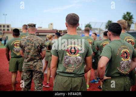 Marines e marinai con scopi speciali Air-Ground Marine Task Force Response-Africa crisi attendere per il Commander's Cup per iniziare a Naval Air Station Sigonella, Italia, Settembre 23, 2016. Il comandante del torneo coppa featured vari comandi a Naval Air Station Sigonella competere in più eventi che richiedono resistenza, agilità e il lavoro di squadra. (U.S. Marine Corps foto di Cpl. Alexander Mitchell/RILASCIATO) Marines Dimostrare abilità uniche durante il Comandante in Coppa Italia 160923-M-ML847-008 Foto Stock