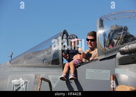 Un U.S. Marine pone con un bambino in un cockpit di un AV-8B Harrier durante il 2016 Marine Corps Air Station (ICM) Miramar Air Show a MCAS Miramar, California, Sett. 24, 2016. La MCAS Miramar Air Show onori 100 anni del Marine Corps riserve mediante presentazione di prodezza aerea delle Forze Armate e il loro apprezzamento nei confronti di civili il sostegno della Comunità alle truppe. (U.S. Marine Corps foto di PFC. Nadia J. Stark/Non rilasciato) 2016 MCAS Miramar Air Show 160924-M-BV291-251 Foto Stock