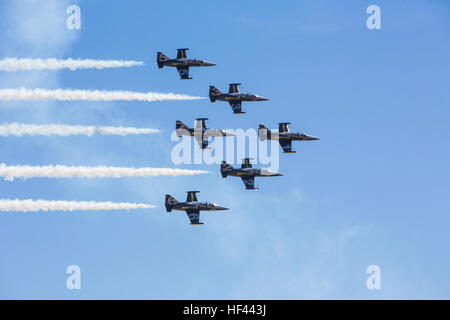 Il Breitling Jet Team volare in formazione di precisione durante il 2016 Marine Corps Air Station (ICM) Miramar Air Show a MCAS Miramar, California, Sett. 24, 2016. La MCAS Miramar Air Show onori 100 anni del Marine Corps riserve mediante presentazione di prodezza aerea delle Forze Armate e il loro apprezzamento per il civile il sostegno della Comunità alle truppe. (U.S. Marine Corps foto dal caporale Jessica Y. Lucio/RILASCIATO) MCAS Miramar Air Show 160924-M-UX416-009 Foto Stock