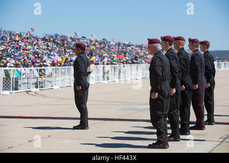 Stati Uniti I soldati dell esercito con il Golden Knights Parachute Team, stand in formazione dopo il completamento di una serie di acrobazie durante il 2016 Marine Corps Air Station (ICM) Miramar Air Show a MCAS Miramar, California, Sett. 24, 2016. La MCAS Miramar Air Show onori 100 anni del Marine Corps riserve mediante presentazione di prodezza aerea delle Forze Armate e il loro apprezzamento per il civile il sostegno della Comunità alle truppe. (U.S. Marine Corps foto dal caporale Jessica Y. Lucio/RILASCIATO) MCAS Miramar Air Show 160924-M-UX416-039 Foto Stock