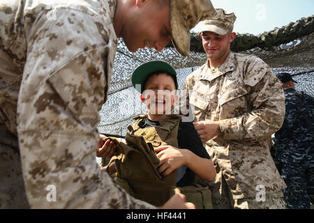 160924-M-PJ210-266 Muscat Oman (sett. 24, 2016) un ragazzo cerca su una piastra scalabili carrier con guida da marines con 22 Marine Expeditionary Unit (MEU) durante una visita e una visualizzazione statica di vari sistemi di arma a bordo del dock anfibio sbarco nave USS Whidbey Island (LSD 41), Sett. 24, 2016. Xxii MEU, distribuito con la Vespa Anfibia Gruppo pronto, è il mantenimento della sicurezza regionale negli Stati Uniti Quinta Flotta area di operazioni. (U.S. Marine Corps foto di Cpl. Chris Garcia) U.S. Ambasciatore e quinto MEB Commander visitare la USS Whidbey Island 160924-M-PJ210-266 Foto Stock