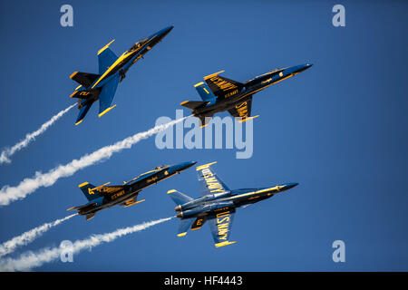 Stati Uniti Navy Blue Angels eseguire una manovra drammatica con loro F/A-18 calabroni durante il volo in una precisione aerobatic formazione durante il 2016 Marine Corps Air Station (ICM) Miramar Air Show a MCAS Miramar, California, Sett. 24, 2016. Questo anno di air show è dedicato al riconoscimento di 100 anni del Marine Corps si riserva. (U.S. Marine Corps photo by Lance Cpl. Ariana Castro/RILASCIATO)160924-m-RZ188-017Unisciti alla conversazione: http://www.navy.mil/viewGallery.asp http://www.facebook.com/USNavy http://www.twitter.com/USNavy http://navylive.dodlive.mil http://pinterest.com https://plus.google.com U.S. Nav Foto Stock