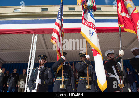 Il Segretario della Difesa Ash Carter colloqui con servicemembers che hanno gareggiato in le Paralimpiadi e le olimpiadi durante una riunione al Pentagono a Washington D.C., ottobre 3, 2016. (DoD foto di U.S. Army Sgt. Ambra I. Smith) 161003-D-SV709-020 (29469314854) Foto Stock