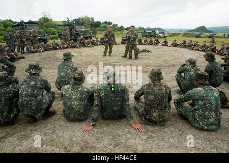 Philippine Marines e U.S. Marines frequentare un combattimento ancora di salvezza nel corso del Filippino sbarco anfibio esercizio 33 (PHIBLEX) sul colonnello Ernesto Ravina Air Base, Filippine, il 7 ottobre 2016. PHIBLEX è un annuale U.S.-militari filippini esercizio bilaterale che combina capacità anfibie e live-formazione antincendio con umanitario assistenza civica gli sforzi volti a rafforzare l'interoperabilità e i rapporti di lavoro. Il Philippine Marines sono con il Battaglione Team di atterraggio, 2° Battaglione, XXXII Marine Company. Gli Stati Uniti Marines sono con il Battaglione Team di atterraggio, 2° Battaglione, 4° Reggimento Marine, Echo Foto Stock