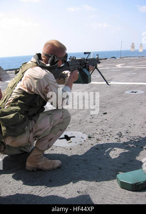 021125-M-3022S-001 Comando Centrale Area di Responsabilità (nov. 25, 2002) -- Lancia Cpl. Scott pratiche Pomager sparare la sua squadra M-249 Arma automatica sul ponte di volo a bordo il trasporto anfibio dock nave USS Austin (LPD-4). Il ventiquattresimo Marine Expeditionary Unit (Operazioni speciali in grado) distribuito alla centrale di comando Area di operazioni a sostegno dell'Operazione Enduring Freedom. Stati Uniti Marine Corps foto di Cpl. Jeff Sisto. (Rilasciato) Navy US 021125-M-3022S-001 Lancia Cpl. Scott pratiche Pomager sparare la sua squadra M-249 Arma automatica sul ponte di volo a bordo il anfibi transpo Foto Stock