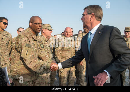 Il Segretario della Difesa Ash Carter colloqui con membri della 101ª Divisione aviotrasportata a Erbil, Iraq, Ott. 23, 2016. (DoD foto di U.S. Air Force Tech. Sgt. Brigitte N. Brantley) 161023-D-GO396-556 (29886448954) Foto Stock