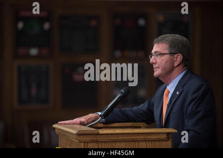 Il Segretario della Difesa di cenere parla di Carter durante un evento di truppa su Ft. Legno Lenard, Mo., nov. 2, 2016. (DoD foto di esercito Sgt. Ambra I. Smith) 161102-D-SV709-0965 (30446428450) Foto Stock