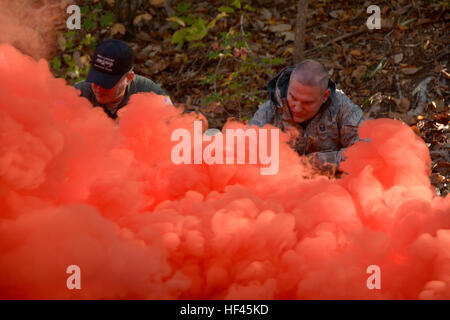 North Carolina Air National Guard membri pratica con l'utilizzo di giorno-razzi tempo durante un annuale della navigazione terrestre formazione tenutosi presso il Camp John J. Barnhardt, New London, NC, nov. 5, 2016. Il corso è un evento di un giorno gestito dalla 145Operations Support Squadron in uno sforzo per la formazione di equipaggi iscritti sulla sopravvivenza e scenari di soccorso incluso ma non limitato alle apparecchiature essenziali, di giorno e di notte, operazione di svasatura, e di navigazione terrestre con mappe e bussole. (U.S. Air National Guard photo by Staff Sgt. Laura J. Montgomery) Navigazione terrestre formazione 161105-Z-RS771-1051 Foto Stock