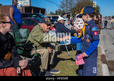 Un giovane ragazzo del cub Scout Pack 319 condivide una bandiera americana con un veterano del locale durante il XXI Veterani annuale parata del giorno a Jacksonville, N.C., nov. 5, 2016. Il veterano del giorno Parade, ospitato da Rolling Thunder Inc. Capitolo NC-5, è stata osservata da veterani, organi di servizio, e i residenti di Jacksonville e mostrava il supporto per i membri delle forze armate. (U.S. Marine Corps photo by Lance Cpl. Ashley D. Gomez) Veteran's Day Parade 161105-M-GX880-023 Foto Stock