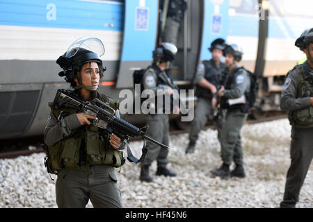 Un Israele funzionario di polizia sta di guardia durante una simulazione di attacco terroristico su un treno come Air Force gen. Giuseppe Lengyel, chief, National Guard Bureau, visite a Israele di rispettare esercizio argento gioiello, Hadera, Israele, nov. 8, 2016. La Guardia Nazionale ha una patria la cooperazione in materia di sicurezza la partnership con Forze di Difesa Israeliane Home comando anteriore. (U.S. Esercito nazionale Guard foto di Sgt. 1. Classe Jim Greenhill) Joseph Lengyel osserva gioiello argento esercizio 161108-Z-DZ751-0219 (30253105103) Foto Stock