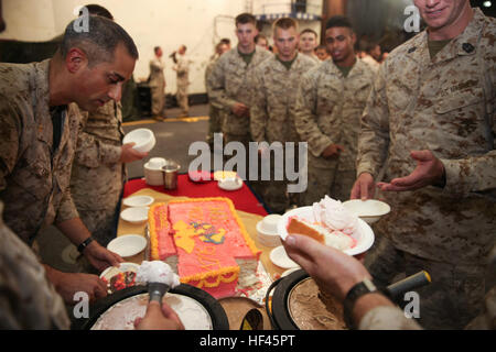 I Marines della 22nd Marine Expeditionary Unit a bordo della USS Whidbey Island (LSD 41) celebrano il 241° compleanno del corpo dei Marines con una cerimonia di taglio delle torte mentre sono schierati con il Wasp Amphibious Ready Group nell'area delle operazioni della 5a flotta degli Stati Uniti. Foto Stock
