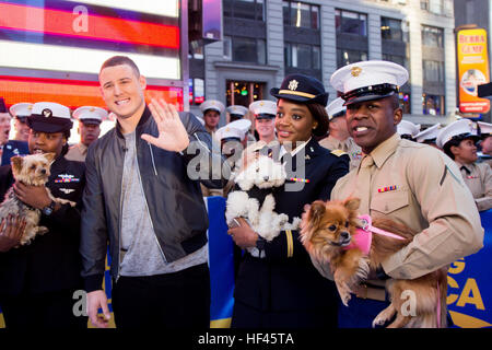 Pfc. Michael Robinson e marinai di tenere i cuccioli da Humane Society di New York con Antonio Rizzo, il primo baseman per i Cubs che è stato anche votato Giocatore più Utile nel 2016 baseball World Series, sul ABC Good Morning America show televisivo a Times Square a New York City, N.Y., nov. 11, 2016. Marines e marinai del II Marine Expeditionary Force e la USS Iwo Jima partecipano a veterani settimana New York City 2016 per onorare il servizio di tutta la nostra nazione di veterani. (U.S. Marine Corps Foto di Sgt. Anthony Mesa.) ABC Good Morning America accoglie II MEF Marines 161111 Foto Stock