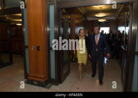 Il Segretario della Difesa Ash Carter saluta il dottor Jill Biden durante la sua visita al Pentagono a Washington, D.C., nov. 21, 2016. (DoD foto di U.S. Army Sgt. Ambra I. Smith) 161121-D-SV709-027 (31123992736) Foto Stock