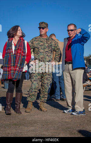 Stati Uniti Marine Corps Brig. Gen. Kevin J. Killea, comandante generale, Marine Corps Impianti West, Marine Corps base Camp Pendleton, assiste il alberi annuale per le truppe evento su Camp Pendleton, California, Dicembre 3, 2016.Gli alberi per le truppe è un evento che fornisce gratuitamente gli alberi di Natale al servizio dei membri e delle loro famiglie. (U.S. Marine Corps foto di PFC. Rhita Daniel) Alberi per le truppe 120316-M-OB268-087 Foto Stock