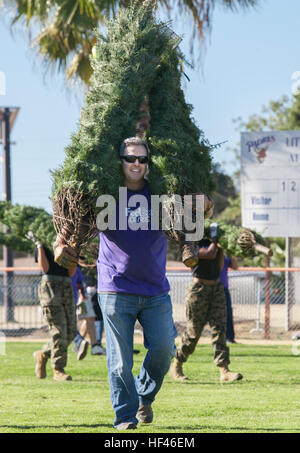 Le piante annuali per le truppe evento è ospitato su filo campo di montagna su Camp Pendleton California, Dicembre 3, 2016. Alberi per le truppe è un evento che fornisce gratuitamente gli alberi di Natale al servizio dei membri e delle loro famiglie. (US Marine Corps foto di PFC. Rhita Daniel) Alberi per le truppe 120316-M-OB268-209 Foto Stock