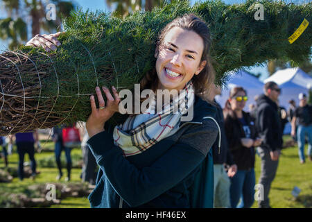 Le piante annuali per le truppe evento è ospitato su filo campo di montagna su Camp Pendleton California, Dicembre 3, 2016. Alberi per le truppe è un evento che fornisce gratuitamente gli alberi di Natale al servizio dei membri e delle loro famiglie. (US Marine Corps foto di PFC. Rhita Daniel) Alberi per le truppe 120316-M-OB268-430 Foto Stock