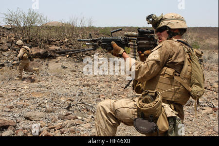 Lancia Cpl. Christopher Weber, rifleman con il primo plotone, società Alfa, battaglione atterraggio squadra 1° Battaglione, 9° Reggimento Marini, 24 Marine Expeditionary Unit, forniscono la soppressione fuoco usando il suo M249 squad arma automatica, che permette al suo compagno di squadra per avanzare in avanti, durante un assalto meccanizzata come parte di un live fire gamma in Gibuti, Africa Marzo 29. Assalto anfibio veicoli da assalto anfibio veicolo, plotone fanteria trasportato Marines per avanzare al loro obiettivo di punti in un ambiente montano. Ventiquattresimo MEU Marines ha eseguito una serie di supporto ed esercitazioni congiunte lungo Foto Stock