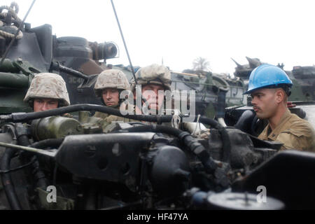 Stati Uniti Marines con il quarto plotone, la società C, terzo assalto anfibio Battaglione, 1° Divisione Marine, spende il suo quarto di luglio la riparazione della trasmissione di un assalto anfibio veicolo su di una spiaggia di Ancon, Perù. L'unità viene avviato sul dock di trasporto nave USS New Orleans a sostegno del funzionamento del partenariato del Americhe/scambio meridionale, un combinato di esercizio di anfibio progettato per migliorare la partnership di collaborazione con le forze di marittimi provenienti da Argentina, Messico, Perù, Brasile, Uruguay e Colombia. Riparazione del veicolo in Perù DVIDS296980 Foto Stock