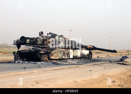 Un autoaffondato M1A1 Abrams battaglia principale serbatoio (MBT) appoggia nella parte anteriore di un Fedayeen accampamento appena al di fuori del Jaman Al Juburi, Iraq durante l'Operazione Iraqi Freedom. DM-SD-04-07075 Foto Stock