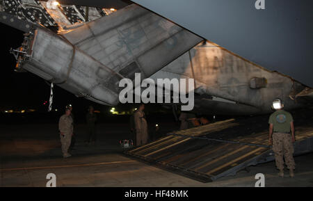 CAMP BASTION, Afghanistan - Marines da Marina elicottero pesante Squadron 361, terzo aeromobile Marina Wing (avanti), controllare il gioco di CH-53E Super Stallion come esso viene scaricato da una forza aerea C-17 cargo aereo 22 Agosto L'elicottero è uno dei quattro che Marines dal mezzo marino Tiltrotor Squadron 266 (rinforzato), 26 Marine Expeditionary Unit, utilizzerà per aiuti con gli interventi di soccorso in Pakistan. Marines dal 3 MAW (Fwd) impostare tende, capacità di comunicazione e di fatto lo spazio per il supplemento di elicotteri per supportare la ventiseiesima MEU di soccorsi. 3° MAW (Fwd) supporta 26 MEU En Route a pa Foto Stock