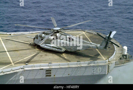 030429-M-0000M-001 Golfo di Aden (Apr 29, 2003) Ð UN CH-53E Super Stallion elicottero assegnato alle Marine elicottero pesante Squadron quattro Sixty One (HMH-461) atterra sul ponte di volo della USS Mount Whitney (LCC/JCC 20). Il Monte Whitney e HMH-461 sono distribuiti nel sostegno della Combined Joint Task Force Ð Corno d Africa (CJTF-HOA). Stati Uniti Navy foto di Cpl. Andrew W. Miller. (Rilasciato) Navy US 030429-M-0000M-001 UN CH-53E Super Stallion elicottero assegnato alle Marine elicottero pesante Squadron quattro Sixty One (HMH-461) Foto Stock